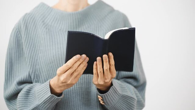 読書をするミドル女性
