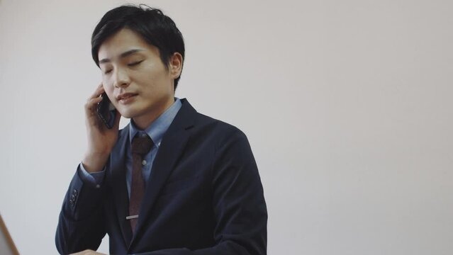 仕事をする若い日本人ビジネスマン