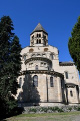 Fototapeta na wymiar Arrière de l’église romane de Saint Saturnin dans le puy de dôme avec ses nombreux ornements, sculptures toitures et vitraux