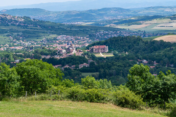 Naklejka premium Village de Saint Saturnin au fond de la vallée avec son château au premier plan depuis les hauteur du chemin de randonnée de l'abbaye de Randol dans le puy de dôme