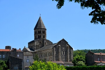 église romane de saint Saturnin, petit village du puy de dôme par une belle journée de juin 