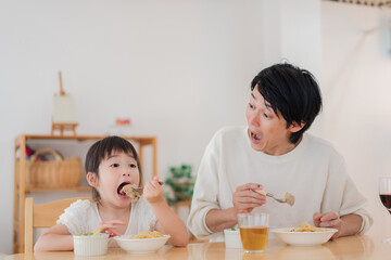 娘と仲良くご飯を食べるパパ