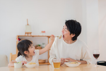 娘と仲良くご飯を食べるパパ