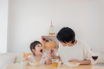 Obraz na płótnie Canvas 娘と仲良くご飯を食べるパパ