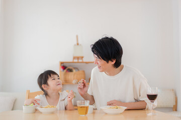 娘と仲良くご飯を食べるパパ