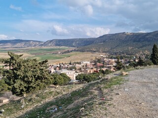 Fototapeta na wymiar A beautiful small town under the mountains among nature Qartoufa in Tiaret