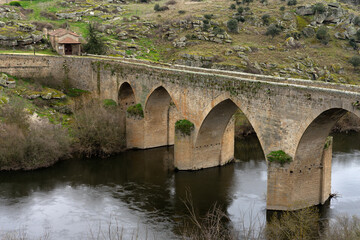Fototapeta na wymiar Medieval stone bridge in Ledesma, Salamanca, Spain.