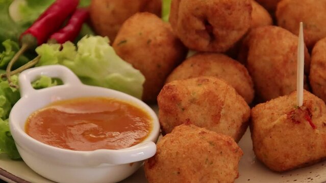 accras de morue et sauce dans une assiette