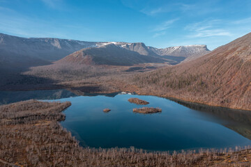 Blauer Bergsee im Hintergrund schneebedeckte Bergpicks im Polarherbst. Landschaften der nördlichen Natur. Naturregionen Russlands. Russischer Norden.