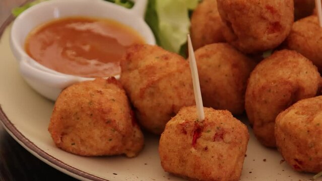 accras de morue et sauce dans une assiette