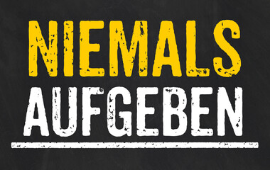 Fototapeta premium Tafel mit dem Text Niemals Aufgeben