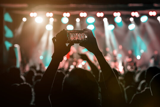 Video recording of the concert using a smartphone