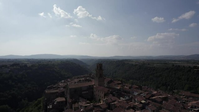 -SHOT: crane ascending and descriptive empty
-DESCRIPTION: drone video over the side of Pitigliano, Italy
-HOUR.WEATHER: summer at noon with sun and clear sky
