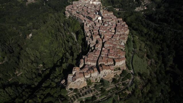 -SHOT: previous zenith
-DESCRIPTION: drone video over the side of Pitigliano, Italy
-HOUR.WEATHER: summer at noon with sun and clear sky