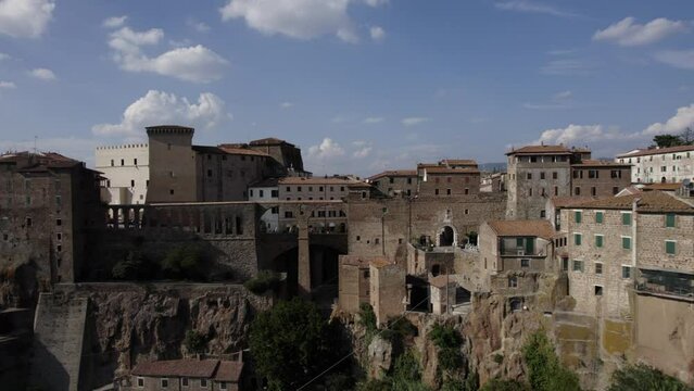 -SHOT: slider, side
-DESCRIPTION: drone video over the side of Pitigliano, Italy
-HOUR.WEATHER: summer at noon with sun and clear sky