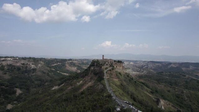-PLANE: descriptive empty beyond Pitigliano -DESCRIPTION: video with drone over the civita di Bagnoregio, in the Italian Tuscany -HOUR.WEATHER: in the morning with lots of sun in Summer, clear skies