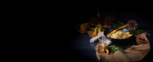 Chanterelles with pasta and cream sauce