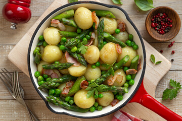 one-pan roasted baby potatoes with asparagus, bacon and peas
