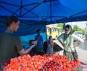 The buyer scolds the seller in the vegetable stall