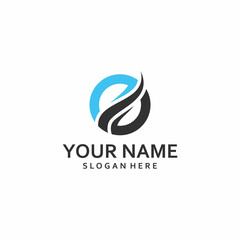 Obraz premium Business consulting logo template. Speech bubble and growth graph vector design. Consult logotype