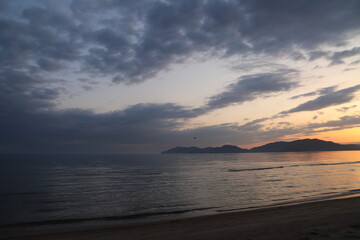 山口県光市虹ヶ浜海水浴場のヒカリと輝き　マジックアワーの瀬戸内海の景色