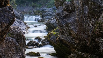 Fluss durch Felsen