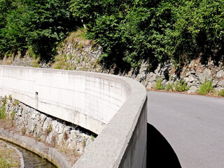 A reinforced concrete partition wall along a municipal road