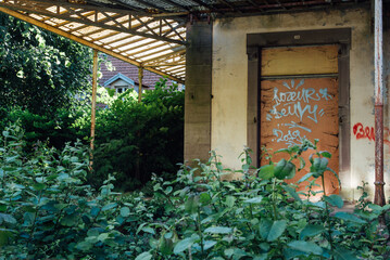 Un hotel abandonné à Luxeuil-lès-bains. Un bâtiment abandonné et tagué. Le vandalisme des anciens immeubles. La photographie urbex.