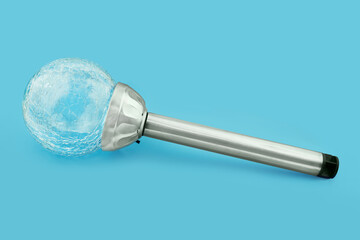 Solarleuchte für den Garten auf blauem Hintergrund