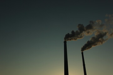 SDGs 地球環境！エントツの煙と色ずく空と工場