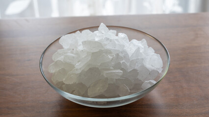 ガラス皿に盛られた自家製梅酒・梅ジュース用の氷砂糖