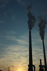 SDGs 地球環境！エントツの煙と色ずく空と工場