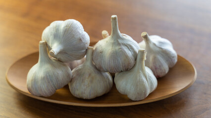 テーブルの上のにんにく（ニンニク、大蒜、ガーリック）