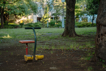 無人の公園の遊具