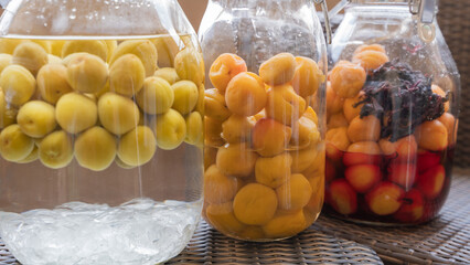 果実酒瓶に漬けた梅干し、梅酒（関東梅干し焦点）