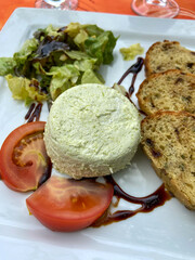 Mousse d'asperge, salade et brioche
