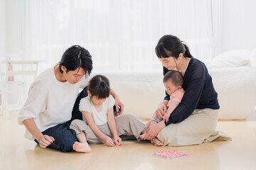 お家で折り紙遊びをする家族