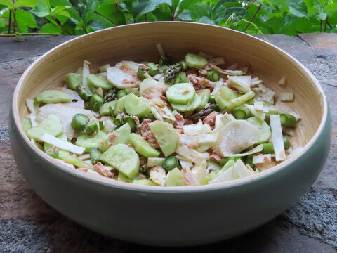 Salade verte croquante dans un bol