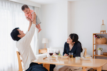 おうちで赤ちゃんのお世話をする夫婦