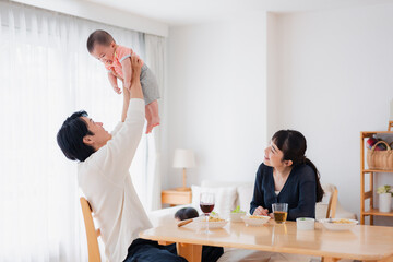 Fototapeta premium おうちで赤ちゃんのお世話をする夫婦