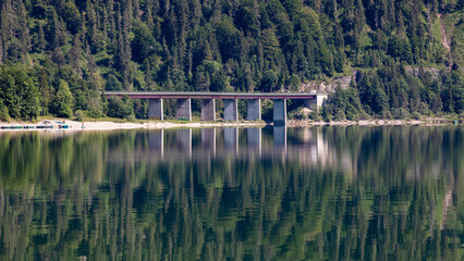 Bäume und Brücke spiegeln im See