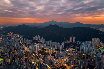 Obraz premium Top view from The kowloon peak, sunset over Kowloon and Hong kong