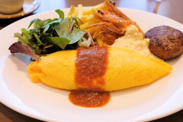 omelet with a filling of ketchup‐seasoned fried rice