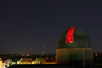 Komet Neowise neben der Sternwarte