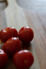 Tomaten auf einem Holzbrett