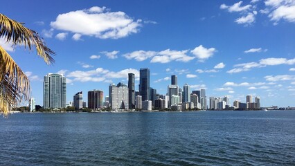 Obraz na płótnie Canvas Miami skyline on a sunny day with white clouds - Die Skyline von Miami an einem sonnigen Tag mit kleinen Wolken