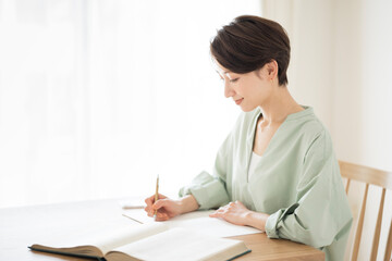 勉強するミドル世代の女性