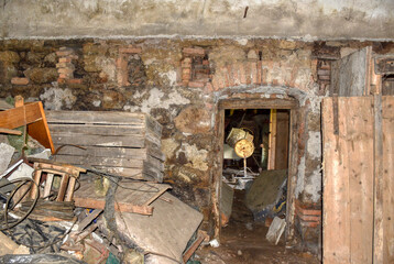 Lost Place, Bauernhaus, verlassen, Gew&ouml;lbe, Gew&ouml;lbedecke, Eingest&uuml;rzt, Stall, Stallung, Ger&uuml;mpel, Rohr, Zaun, Maschendrahtzaun, Mischmaschine, Ger&uuml;mpel, Fass, Tonne, Rad, Holzrad, Speichen, verfallen,