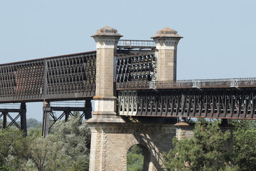 Pont de chemin de fer entre Saint Vincent de Paul et Cubzac les ponts. La ligne de train entre...