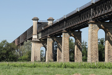 Pont de chemin de fer entre Saint Vincent de Paul et Cubzac les ponts. La ligne de train entre Bordeaux et Saintes traverse la rivière Dordogne
